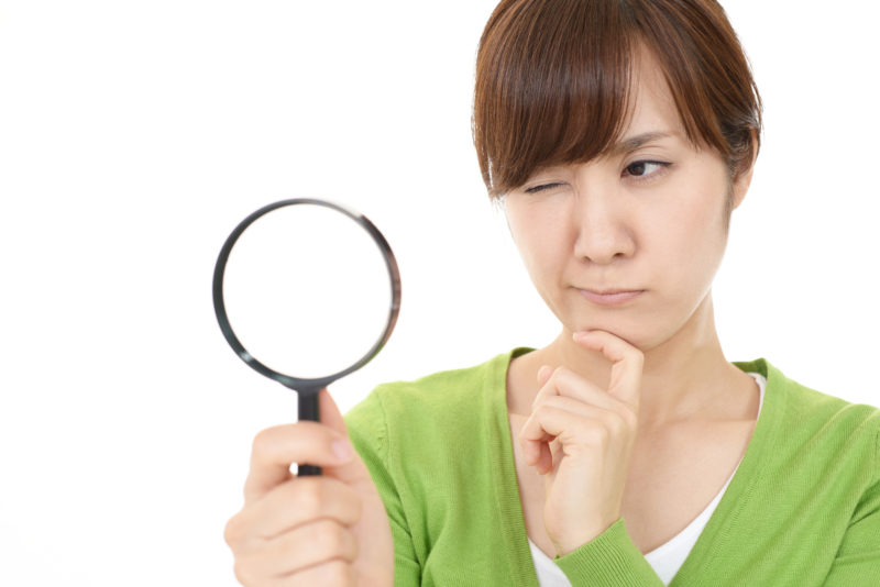 虫眼鏡を持つ女性